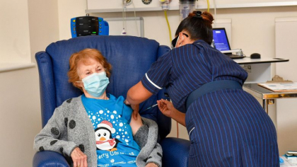 Prima pacienta care a fost vaccinata cu serul Pfizer a primit si a doua doza de vaccin Prima pacienta care a fost vaccinata cu serul Pfizer a primit si a doua doza de vaccin