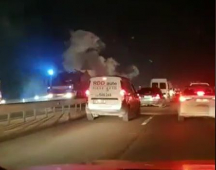 Momentul in care o masina arde ca o torta, la Stauceni. Pompierii - la fata locului - VIDEO 