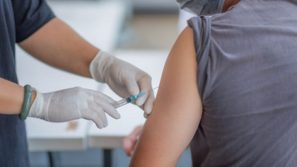 Opt persoane din Germania au fost injectate, din greseala, cu cinci doze de vaccin in loc de una Opt persoane din Germania au fost injectate, din greseala, cu cinci doze de vaccin in loc de una