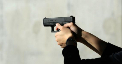 Focuri de arma la Ciocana. Doi tineri au fost raniti in urma unui conflict stradal. Suspectii sunt cautati de politie