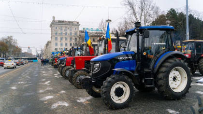 Agricultorii isi retrag tractoarele din fata Guvernului Agricultorii isi retrag tractoarele din fata Guvernului