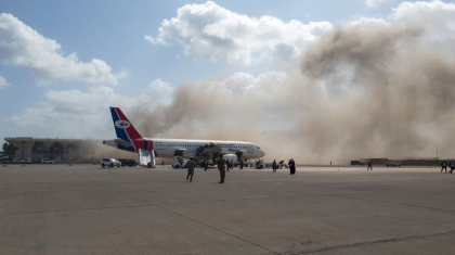 Explozii puternice la aterizarea unui avion guvernamental, in Yemen. Au fost anuntati morti si raniti - FOTO Explozii puternice la aterizarea unui avion guvernamental, in Yemen. Au fost anuntati morti si raniti - FOTO