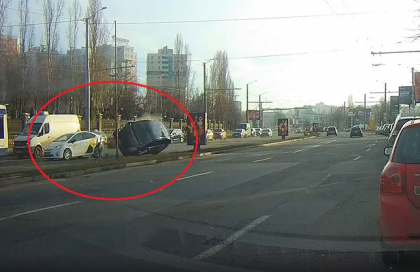Grav accident pe o strada din capitala. Momentul in care doua masini de taxi se lovesc si una se rastoarna - VIDEO/FOTO
