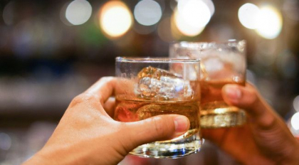Romanii au cheltuit cel mai mult pe alcool din UE in ultimii zece ani