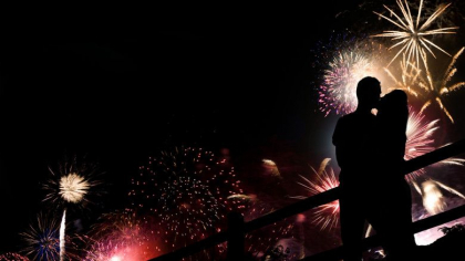 
Marea Britanie interzice sarutul de Revelion