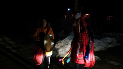 Traditiile se pastreaza. In noaptea dintre ani, in mai multe localitati din tara, uratorii au mers pe la casele oamenilor - VIDEO 