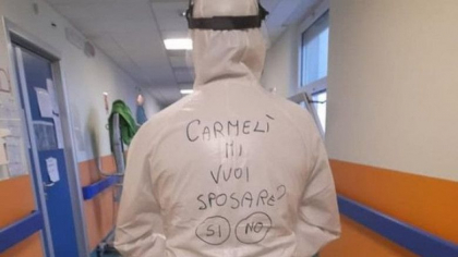 Un infirmier din Italia si-a cerut iubita in casatorie intr-un mod inedit Un infirmier din Italia si-a cerut iubita in casatorie intr-un mod inedit