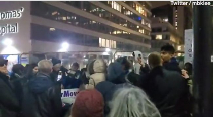 Sute de englezi fara masca s-au strans in seara de Anul Nou la un spital din Londra strigand ”Covid este o farsa” Sute de englezi fara masca s-au strans in seara de Anul Nou la un spital din Londra strigand ”Covid este o farsa”