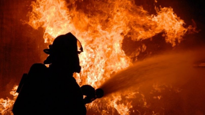 Un barbat a ars in propria casa din capitala, dupa ce locuinta i-a fost cuprinsa de flacari