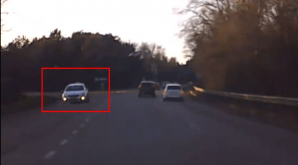 Taximetrist surprins pe contrasens intr-un sens giratoriu de la intrare in Chisinau - VIDEO