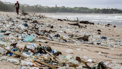Imagini dezolante. Plajele din Bali sunt acoperite de tone de deseuri din plastic Imagini dezolante. Plajele din Bali sunt acoperite de tone de deseuri din plastic