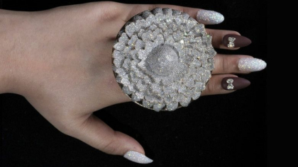 Un inel cu peste 12.000 de diamante a intrat in Cartea Recordurilor - FOTO Un inel cu peste 12.000 de diamante a intrat in Cartea Recordurilor - FOTO