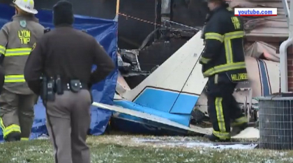 Trei oameni au murit in SUA dupa ce un avion de mici dimensiuni s-a prabusit peste o casa dintr-un cartier din Michigan Trei oameni au murit in SUA dupa ce un avion de mici dimensiuni s-a prabusit peste o casa dintr-un cartier din Michigan