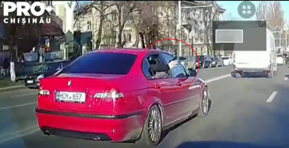 "A vrut sa faca o gluma". Tanarul care a scos pe geamul unui BMW o arma si a indreptat-o spre alte masini - identificat. Ce risca acum "A vrut sa faca o gluma". Tanarul care a scos pe geamul unui BMW o arma si a indreptat-o spre alte masini - identificat. Ce risca acum