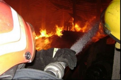 Incendiu la Glodeni. Un barbat si-a pierdut viata, dupa ce casa i-a fost cuprinsa de flacari