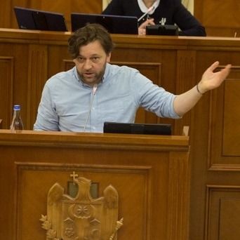 Plasticul de unica folosinta, interzis in Moldova din 2021. Dumitru Alaiba: "Pungi, pahare, farfurii inca se gasesc in vanzare. Ilegal. De ce?" Solicitarea deputatului catre MAI / DOC