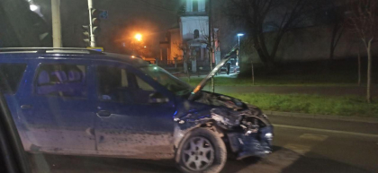 Accident matinal pe o strada din capitala. Doua automobile s-au lovit puternic. O persoana, la spital - GALERIE FOTO Accident matinal pe o strada din capitala. Doua automobile s-au lovit puternic. O persoana, la spital - GALERIE FOTO