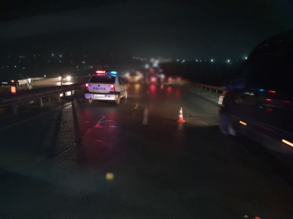 Accident pe soseaua Chisinau-Hancesti. Un pieton - lovit mortal de un automobil - FOTO Accident pe soseaua Chisinau-Hancesti. Un pieton - lovit mortal de un automobil - FOTO