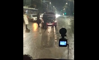 Accident pe o strada din capitala. Doua automobile s-au ciocnit puternic - VIDEO Accident pe o strada din capitala. Doua automobile s-au ciocnit puternic - VIDEO