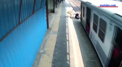 Un barbat din India a fost la un pas sa-si piarda viata in timp ce se afla pe sinele de cale ferata. Acesta a fost salvat de un politist, inainte sa fie lovit de tren Un barbat din India a fost la un pas sa-si piarda viata in timp ce se afla pe sinele de cale ferata. Acesta a fost salvat de un politist, inainte sa fie lovit de tren