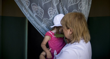 O fetita de 2 ani, din Bubuieci, a ramas singura in locuinta dupa ce a incuiat usa casei cand mama sa a iesit pentru cateva minute. Ce au facut parintii O fetita de 2 ani, din Bubuieci, a ramas singura in locuinta dupa ce a incuiat usa casei cand mama sa a iesit pentru cateva minute. Ce au facut parintii