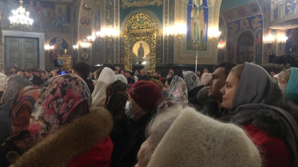 In plina pandemie, fara ca sa poarte masti si sa respecte distanta, moldovenii care sarbatoresc Craciunul pe stil vechi s-au inghesuit de dimineata la biserica - GALERIE FOTO In plina pandemie, fara ca sa poarte masti si sa respecte distanta, moldovenii care sarbatoresc Craciunul pe stil vechi s-au inghesuit de dimineata la biserica - GALERIE FOTO