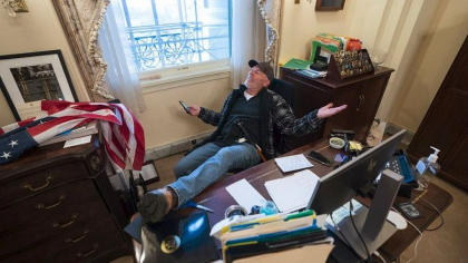 Scene incredibile in SUA. Suporteri pro-Trump au spart biroul presedintei Camerei Reprezentantilor si au umblat in acte oficiale Scene incredibile in SUA. Suporteri pro-Trump au spart biroul presedintei Camerei Reprezentantilor si au umblat in acte oficiale