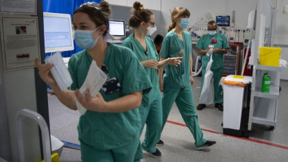 Marea Britanie intensifica vaccinarea. Spitalele s-au umplut dupa aparitia noii tulpini de Covid