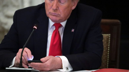 Contul lui Donald Trump de pe Facebook a fost blocat pe perioada nedeterminata: „Riscul este mult prea mare” Contul lui Donald Trump de pe Facebook a fost blocat pe perioada nedeterminata: „Riscul este mult prea mare”