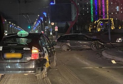 Accident nocturn la o intersectie din capitala. Doua automobile s-au ciocnit - FOTO