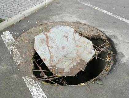 Atentie, soferi. O gaura deschisa de canalizare intr-o parcare din Cimislia - GALERIE FOTO