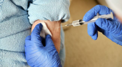 Un britanic a administrat un vaccin anti-Covid fals unei batrane, la ea acasa. Cati bani i-a cerut Un britanic a administrat un vaccin anti-Covid fals unei batrane, la ea acasa. Cati bani i-a cerut