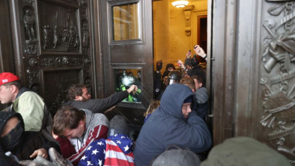 Un politist a murit in urma atacului de la Capitoliu. Bilantul violentelor din capitala americana a ajuns la 5 morti