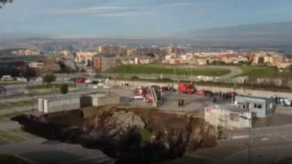 Un crater urias cu adancime de 20 de metri s-a deschis in parcarea unui spital din Napoli si a inghitit mai multe masini - FOTO