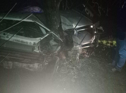 Accident grav la Cantemir. Un tanar a ajuns la spital, dupa ce a intrat cu masina intr-un copac - FOTO Accident grav la Cantemir. Un tanar a ajuns la spital, dupa ce a intrat cu masina intr-un copac - FOTO
