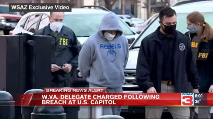 FBI l-a arestat pe parlamentarul care a participat la asaltul asupra Capitoliului FBI l-a arestat pe parlamentarul care a participat la asaltul asupra Capitoliului
