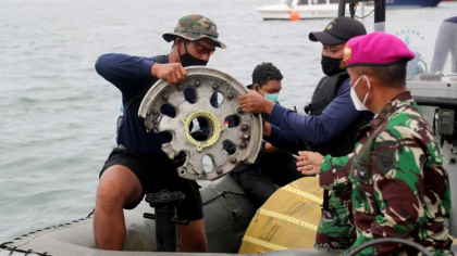 Echipele de cautare au detectat semnale care pot proveni de la cutia neagra a avionului prabusit in Indonezia Echipele de cautare au detectat semnale care pot proveni de la cutia neagra a avionului prabusit in Indonezia