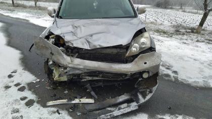 O soferita - in coma la spital, dupa ce a intrat pe contrasens si s-a izbit puternic intr-un alt automobil, la Ialoveni - FOTO