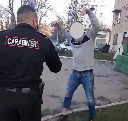 Un barbat beat a atacat un carabinier cu o foarfeca, pe o strada din capitala Un barbat beat a atacat un carabinier cu o foarfeca, pe o strada din capitala