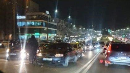Doua accidente s-au petrecut concomitent pe o strada din capitala. Ce spune politia