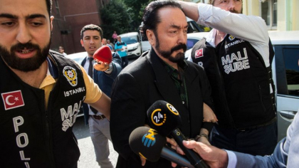 Liderul unui cult sexual din Turcia, condamnat la peste 1.000 de ani de inchisoare. Cum a devenit cunoscut in toata lumea Adnan Oktar