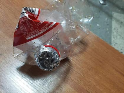 Doi tineri, retinuti de politisti in timp ce consumau droguri in plina strada Doi tineri, retinuti de politisti in timp ce consumau droguri in plina strada