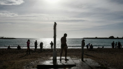 Val de caldura in Grecia. Oamenii au iesit la plaja, sfidand restrictiile Val de caldura in Grecia. Oamenii au iesit la plaja, sfidand restrictiile