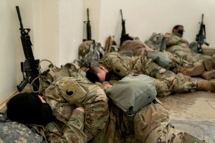 Imagini distopice din Congresul SUA: soldati care dorm pe jos si arme sprijinite de pereti in ziua cand se voteaza demiterea lui Trump - GALERIE FOTO Imagini distopice din Congresul SUA: soldati care dorm pe jos si arme sprijinite de pereti in ziua cand se voteaza demiterea lui Trump - GALERIE FOTO