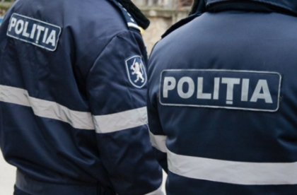 Un politist din Anenii Noi a fost retinut pentru mita. Politistul ar fi cerut 11 mii de lei pentru a ajuta o femeie, anuntata in cautare, sa revina acasa
Un politist din Anenii Noi a fost retinut pentru mita. Politistul ar fi cerut 11 mii de lei pentru a ajuta o femeie, anuntata in cautare, sa revina acasa