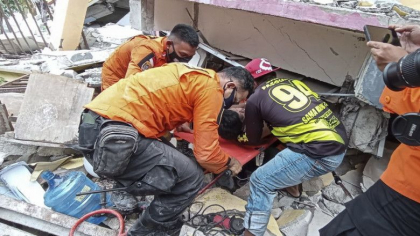 Imagini dramatice din Indonezia. 42 de oameni au murit in urma devastatorului cutremur din insula Sulawesi - VIDEO Imagini dramatice din Indonezia. 42 de oameni au murit in urma devastatorului cutremur din insula Sulawesi - VIDEO
