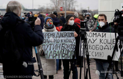Politia rusa aresteaza sustinatori ai lui Alexei Navalnii inainte de aterizarea acestuia la Moscova - FOTO Politia rusa aresteaza sustinatori ai lui Alexei Navalnii inainte de aterizarea acestuia la Moscova - FOTO