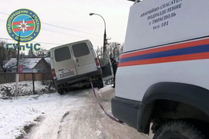 Peripetia unui barbat din stanga Nistrului: a fost la un pas de accident, insa a reusit sa sara din masina - FOTO Peripetia unui barbat din stanga Nistrului: a fost la un pas de accident, insa a reusit sa sara din masina - FOTO