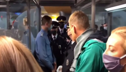 Alexei Navalnii a fost retinut de politisti la granita - VIDEO Alexei Navalnii a fost retinut de politisti la granita - VIDEO