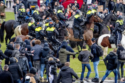 Scene dramatice la Amsterdam. Protestatari sub jeturi de apa si calcati de cai, dupa ce s-au incaierat cu politia - GALERIE FOTO